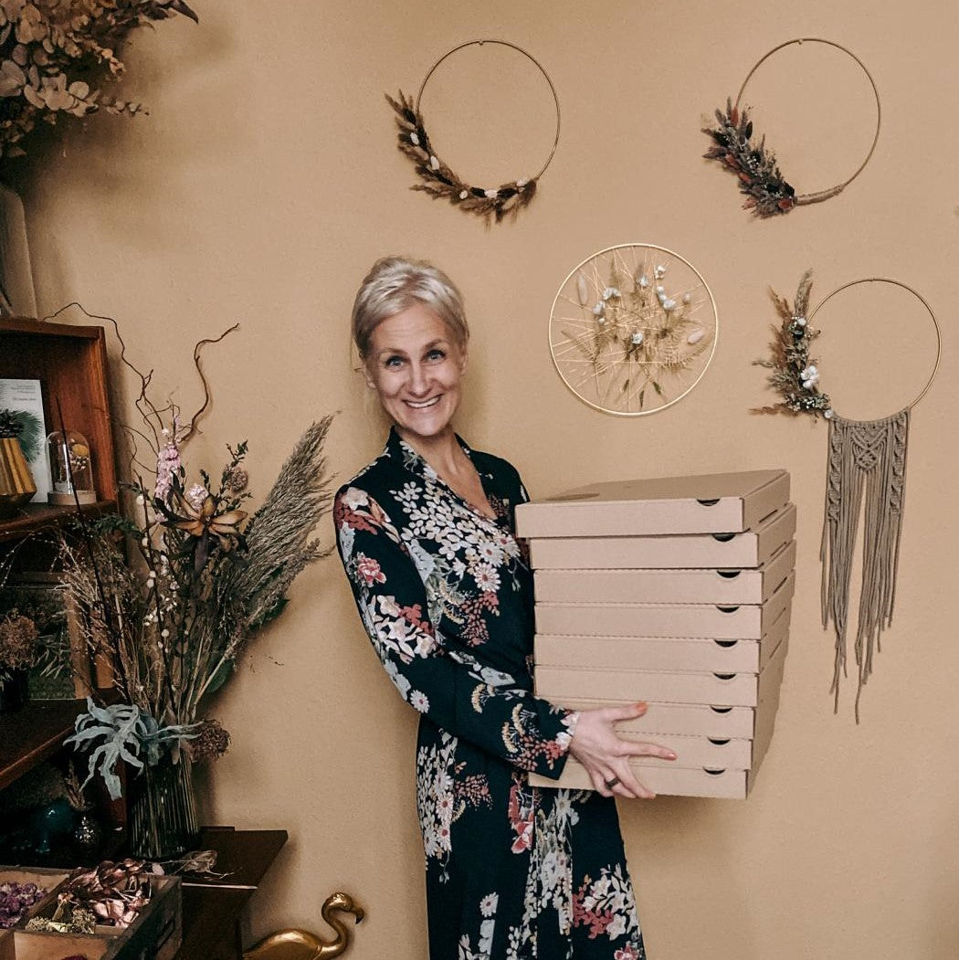 Frau hält mehrere DIY Boxen Feldliebe in der Hand – kreative Geschenkidee zum Basteln.