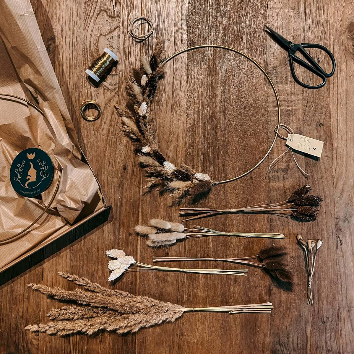 DIY Trockenblumenring Feldliebe mit Naturtönen und Blumen – kreative Wanddeko zum Selbermachen.