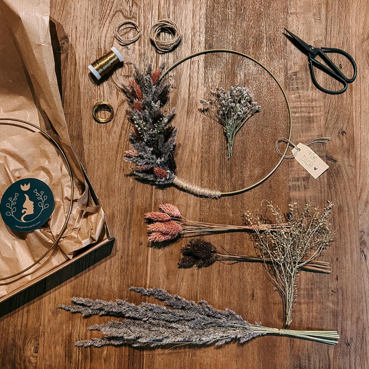 Alle Materialien der DIY Box „Lachsflieder“ mit Ring, Blumen und Schere auf Basteltisch.