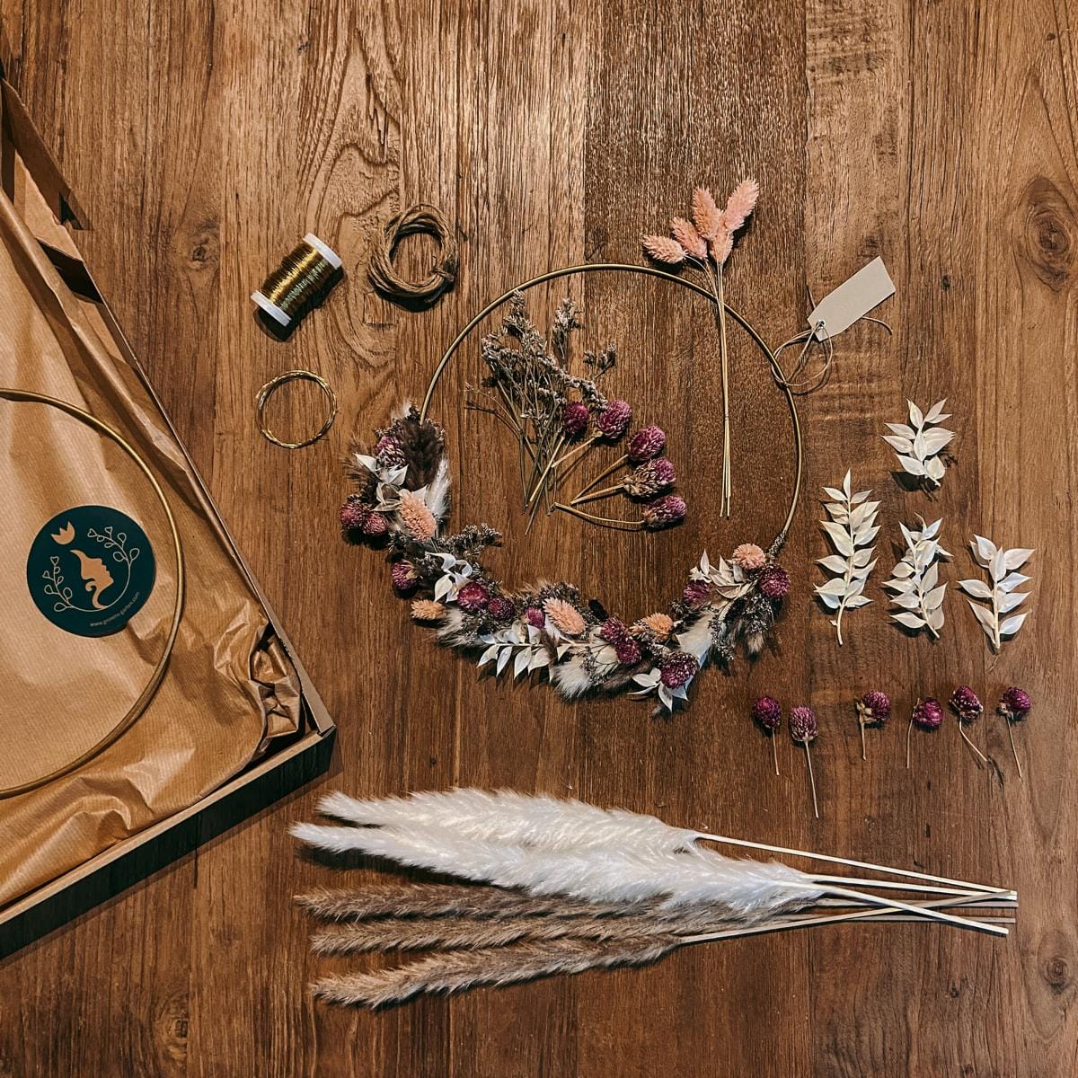 Fertiger Trockenblumen Ring „Rosawolke“ in Rosa- und Cremetönen auf Tisch – kreative DIY Wanddeko.