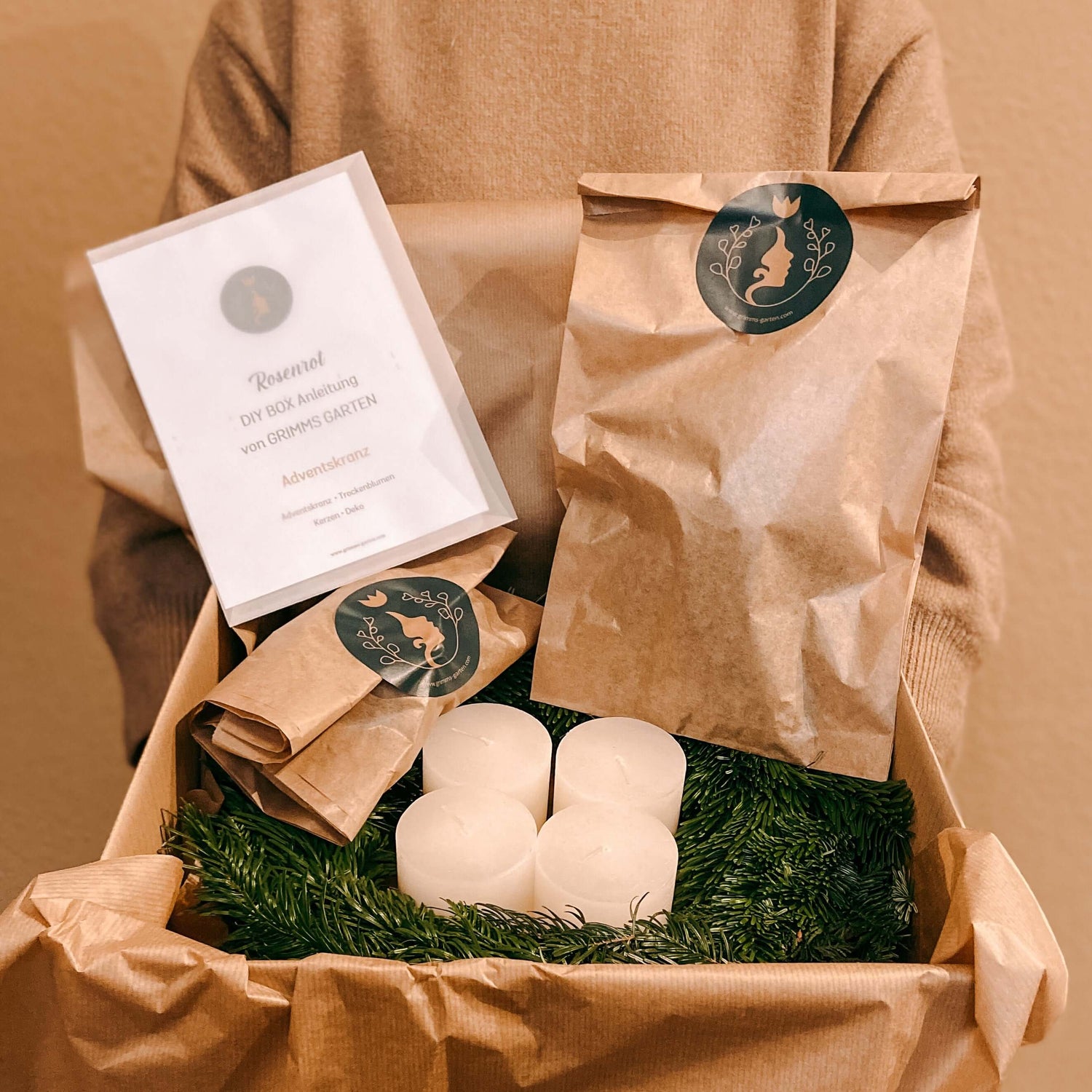 Versandfertige DIY Box Hänsel mit Kranz, Kerzen und Materialien – Weihnachten kreativ zuhause gestalten.