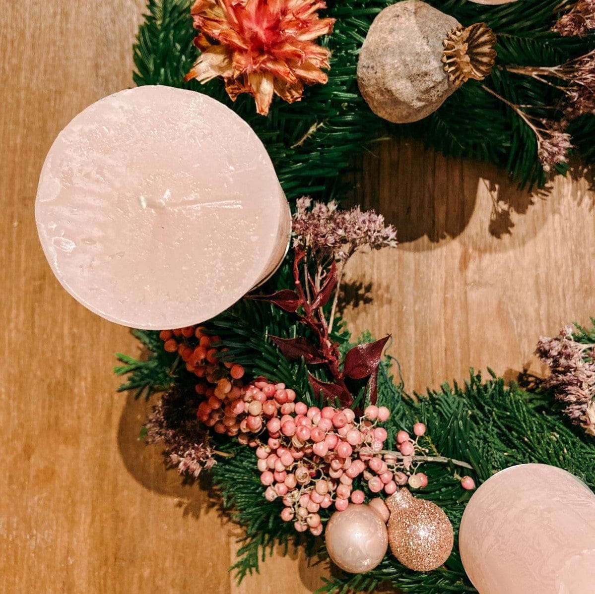 Nahaufnahme: rosa Kerze mit goldener Deko – elegante Weihnachtsstimmung mit DIY Box Rosenrot.