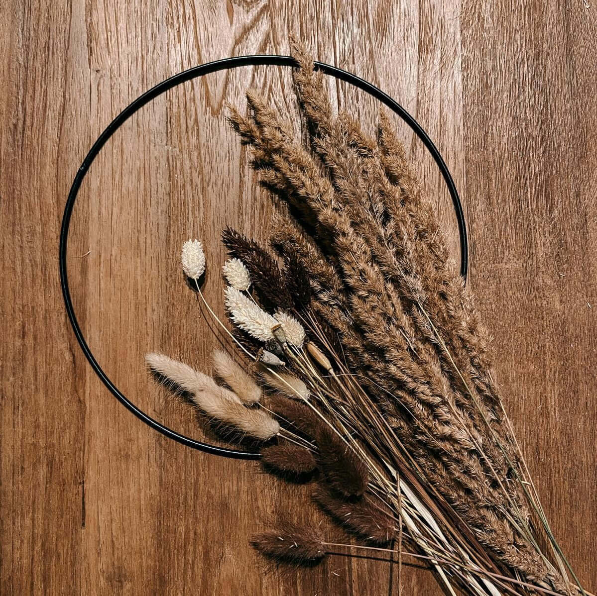 Schwarzer Trockenblumenring Feldliebe mit zarten Blüten – stilvolle DIY Dekoidee für Zuhause.