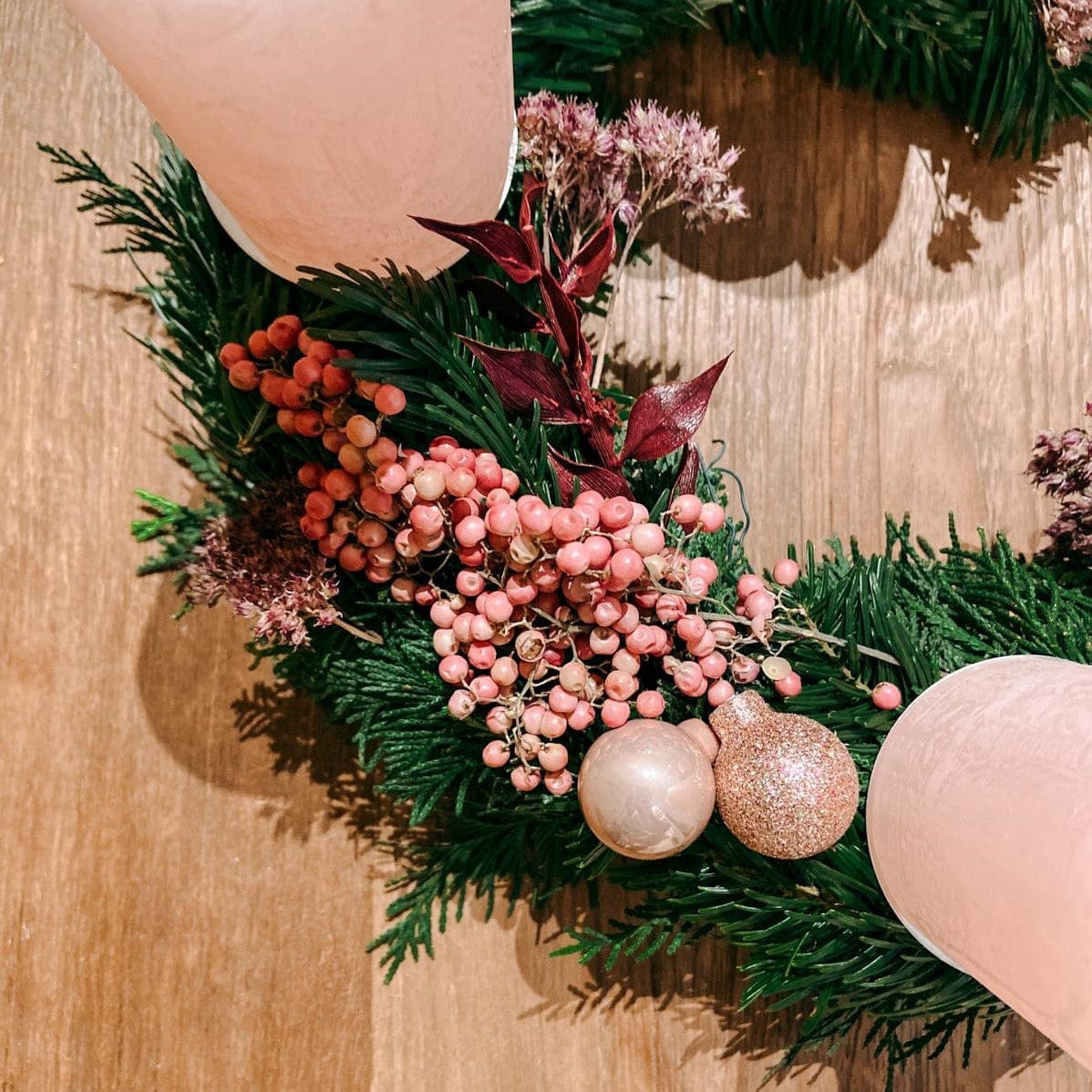 Nahaufnahme von rosa Vogelbeeren und goldenen Kugeln – luxuriöse Deko DIY Box Rosenrot.