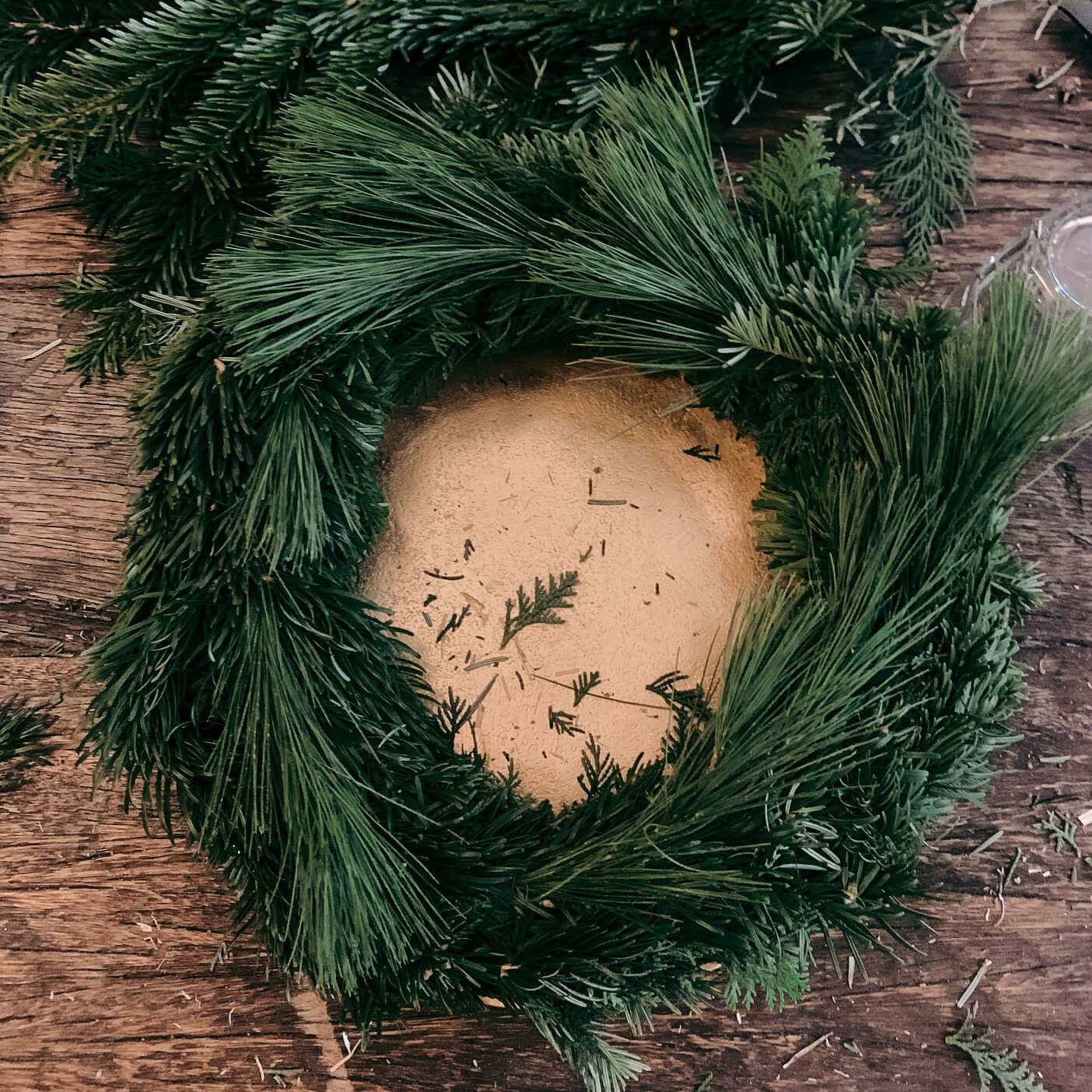 Angefangener Kranz aus frischen Tannenzweigen als Grundrahmen – diy weihnachtskranz, adventskranz modern, auch für Firmenevents.