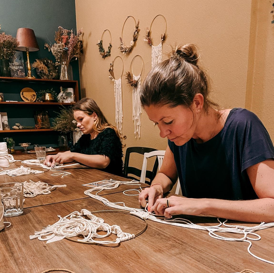 Zwei Frauen knüpfen Makramee Ring – Workshop Boho Stil, Knoten-Techniken lernen.