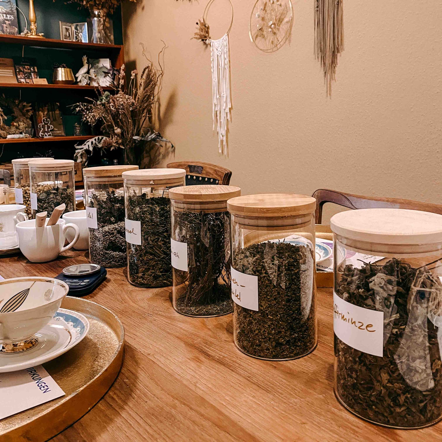 Gläser mit Kräutern auf Holztisch – kräutertee workshop, DIY Tee, Teamevent.