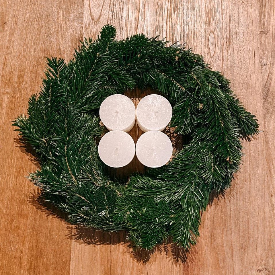 Adventskranz DIY Box Gretel mit weißen Kerzen, Zimtstangen und getrockneten Orangen – weihnachtlich & edel.