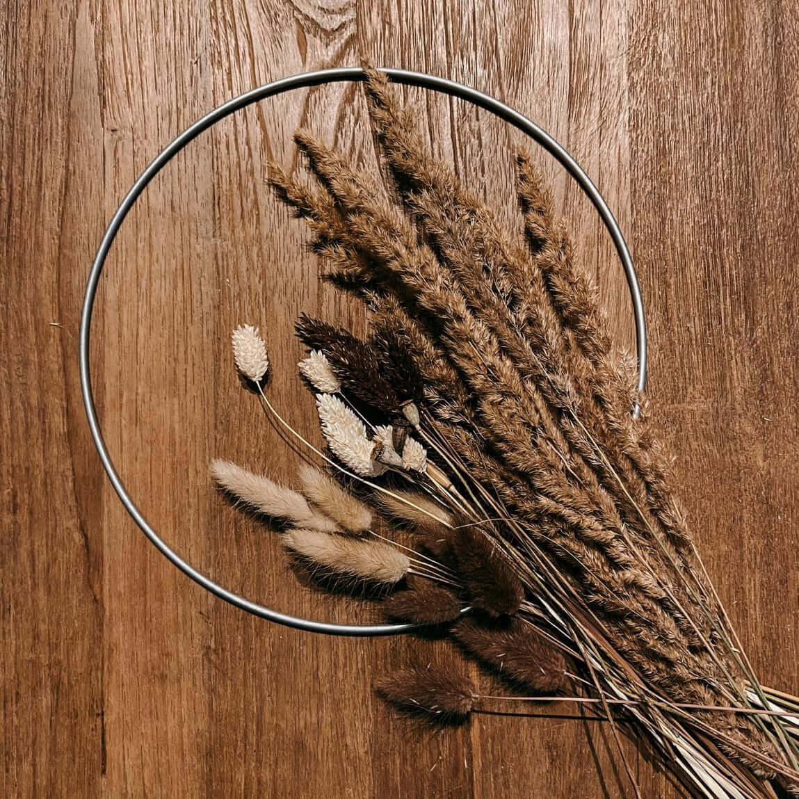 Silberner Ring mit Trockenblumen aus DIY Box Feldliebe – moderne Wanddekoration in Naturtönen.