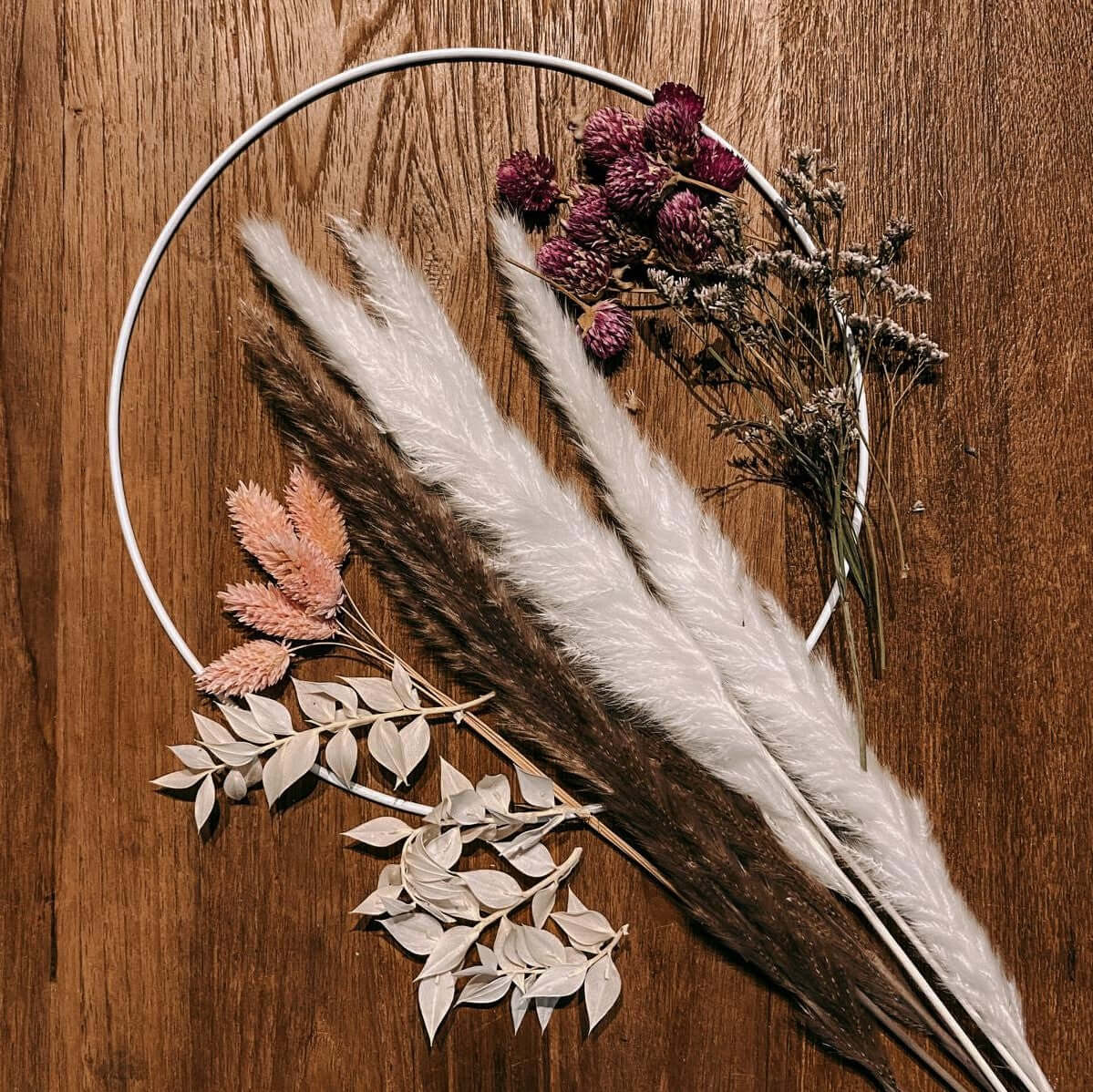 Weißer Trockenblumenring mit rosa Blumen – kreative Wanddekoration aus der DIY Box.
