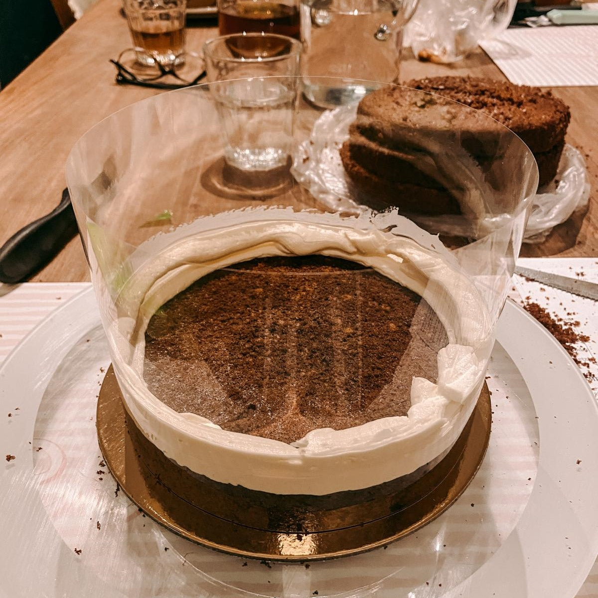 Kuchen mit Plastikform für Icing – Mini Drip Cake dekorieren Schritt-für-Schritt.