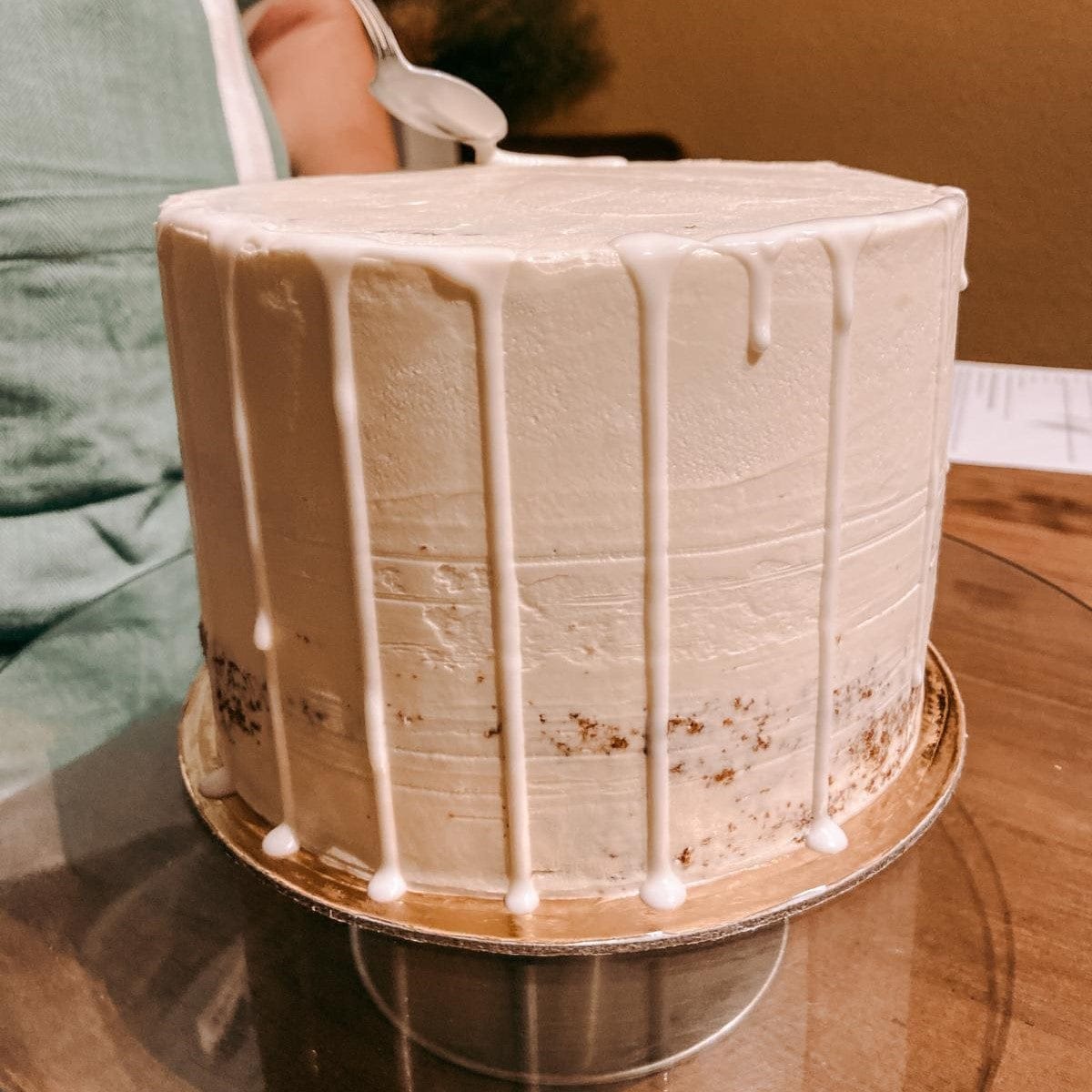 Icing wird auf Kuchen gedrippt – Drip Cake Workshop Dekoration.