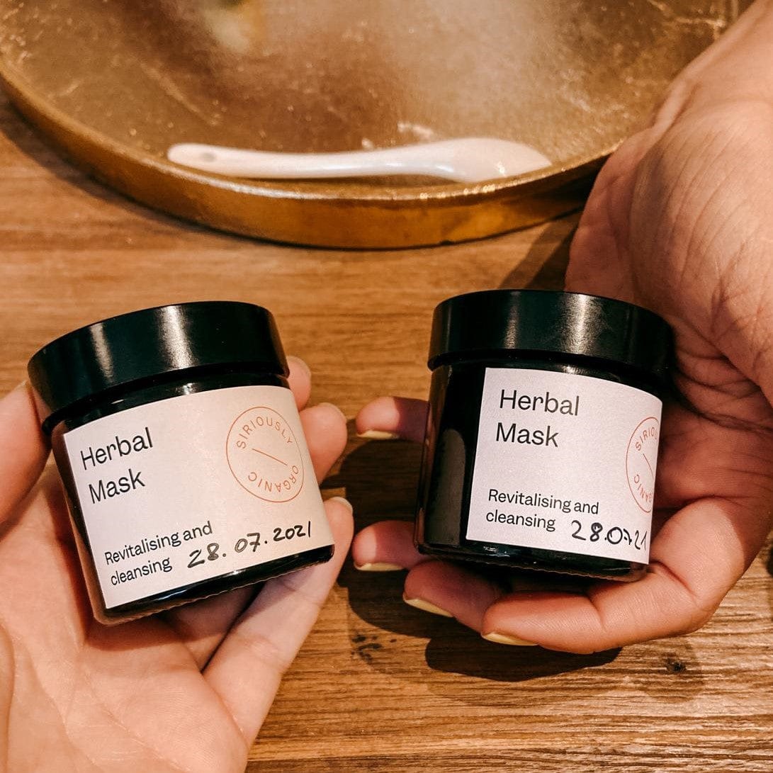 Zwei Hände halten fertige vegane Gesichtsmasken – DIY Hautpflege Workshop.