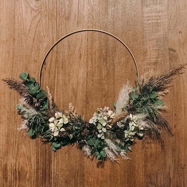 Fertiger grüner Trockenblumenring auf Holztisch – Boho-Deko Workshop, DIY, Firmenevent.