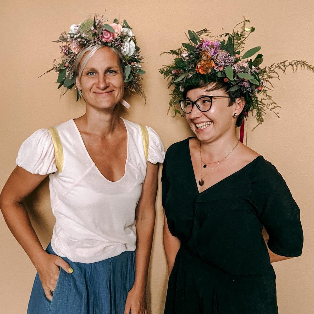 Zwei Frauen tragen bunte Flower Crowns – Blumenkranz Workshop perfekt für Junggesellinnenabschiede.