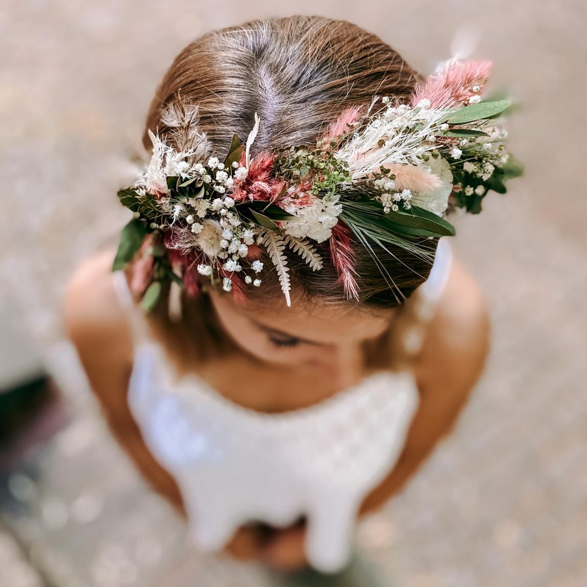 Frau trägt Blumenkrone aus rosa und weißen Trockenblumen – diy blumenkrone, flower crown selber machen