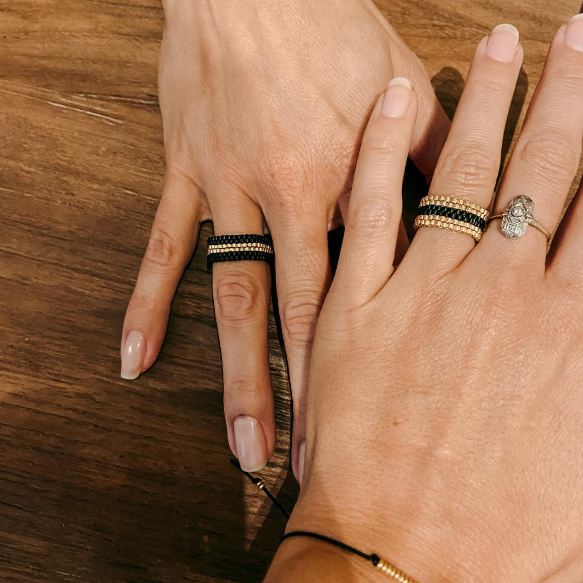 Zwei Hände halten fertigen Miyuki Perlenring, Nahaufnahme – DIY Perlenring Workshop, Perlen Schmuck