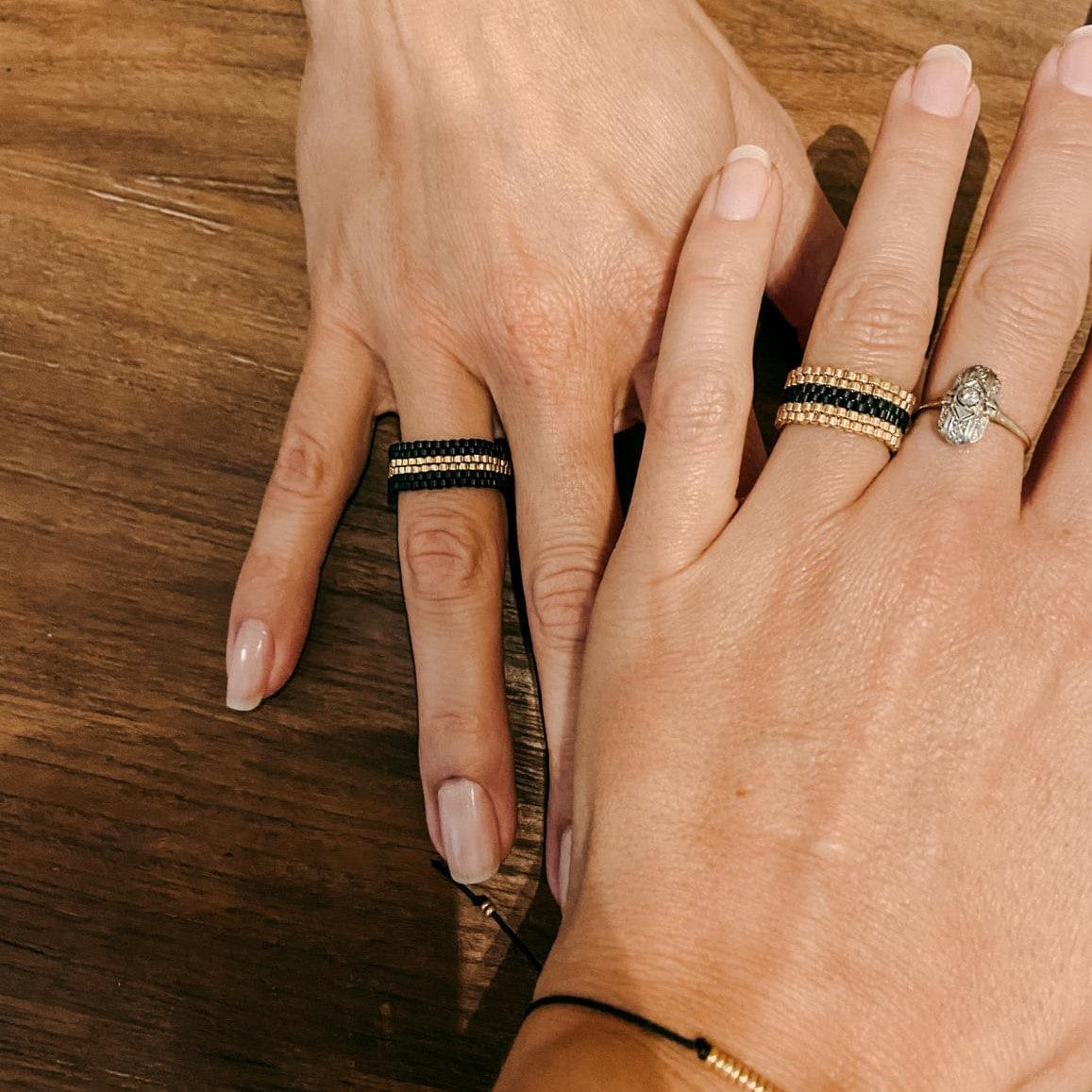 Zwei Hände halten fertigen Miyuki Perlenring, Nahaufnahme – DIY Perlenring Workshop, Perlen Schmuck