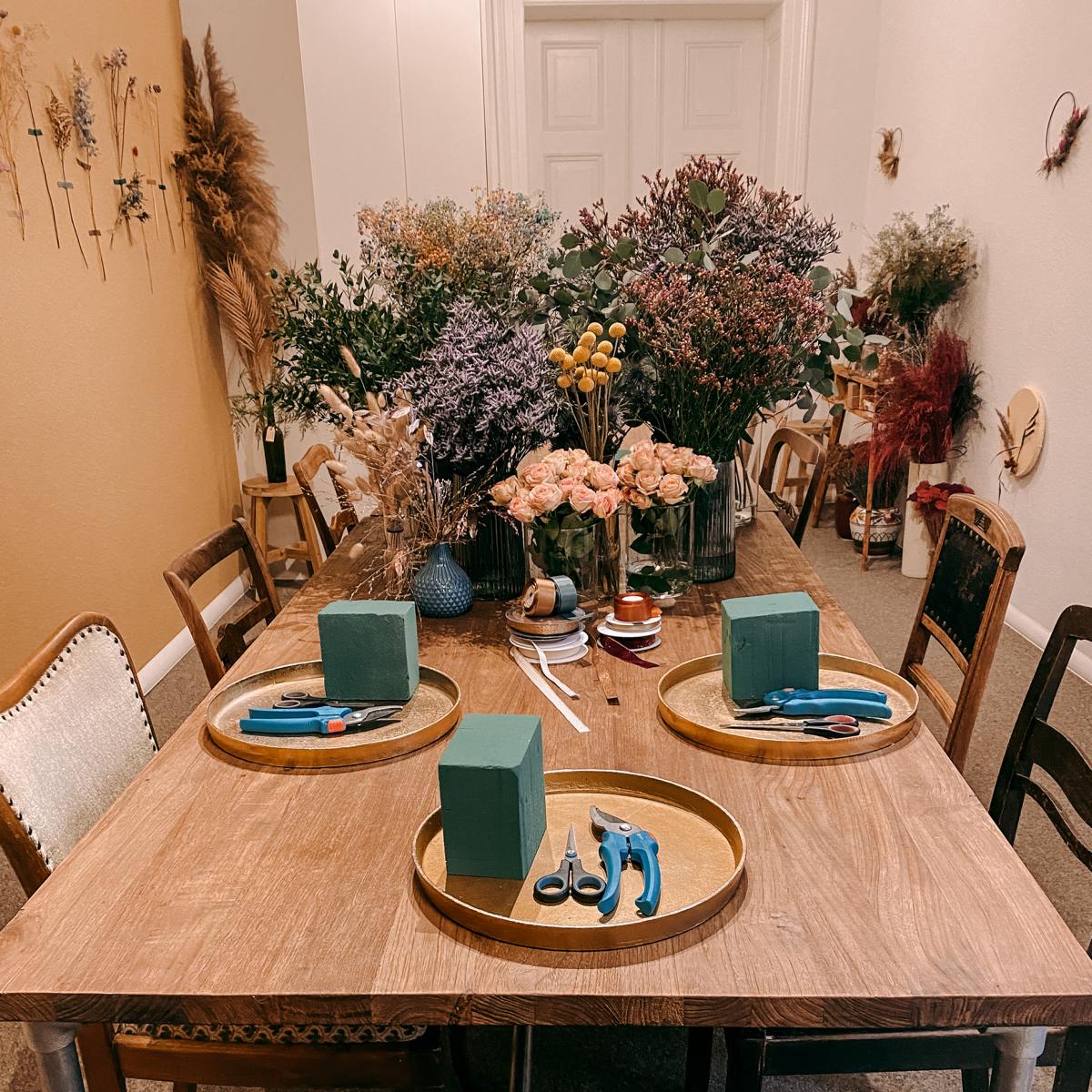 Tisch mit Materialien und Blumen für FlowerBall – DIY Workshop für frische Dekokugeln
