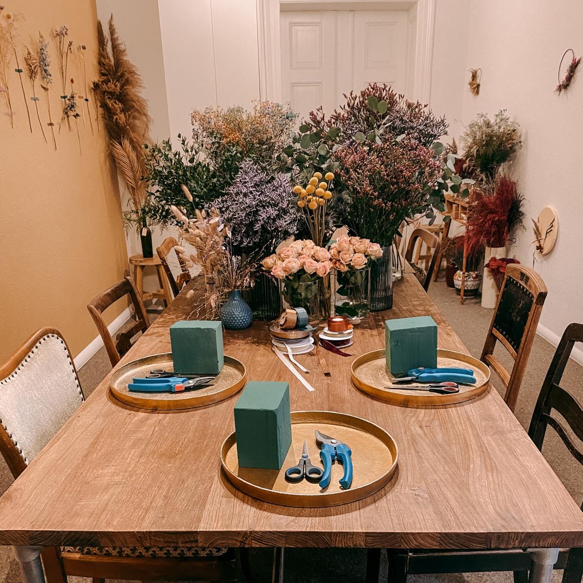 Tisch mit Materialien und Blumen für FlowerBall – DIY Workshop für frische Dekokugeln