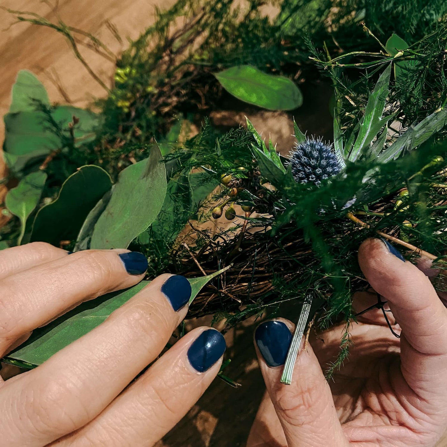 Hände flechten Kranz – DIY Frühlingskranz Workshop für Junggesellinnenabschied oder Team.