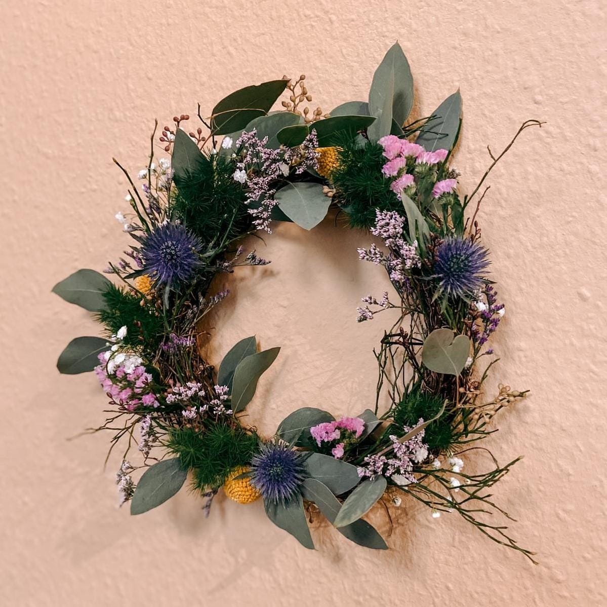 Hängender Frühlingskranz mit Trockenblumen – natürliche Wanddeko aus der DIY Blumenbox.