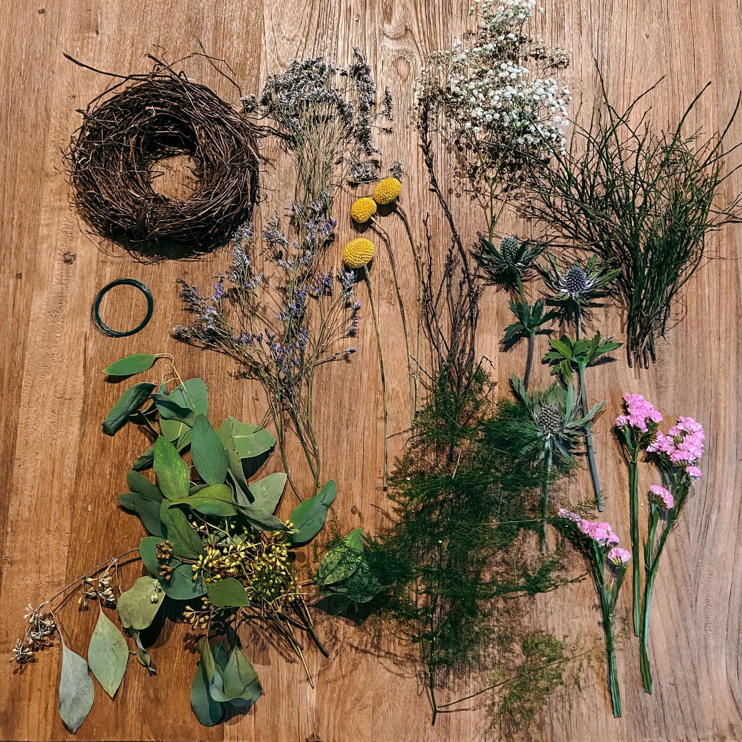 Verschiedene Blumen auf Tisch – DIY Frühlingskranz Workshop auch als Teamevent buchbar.