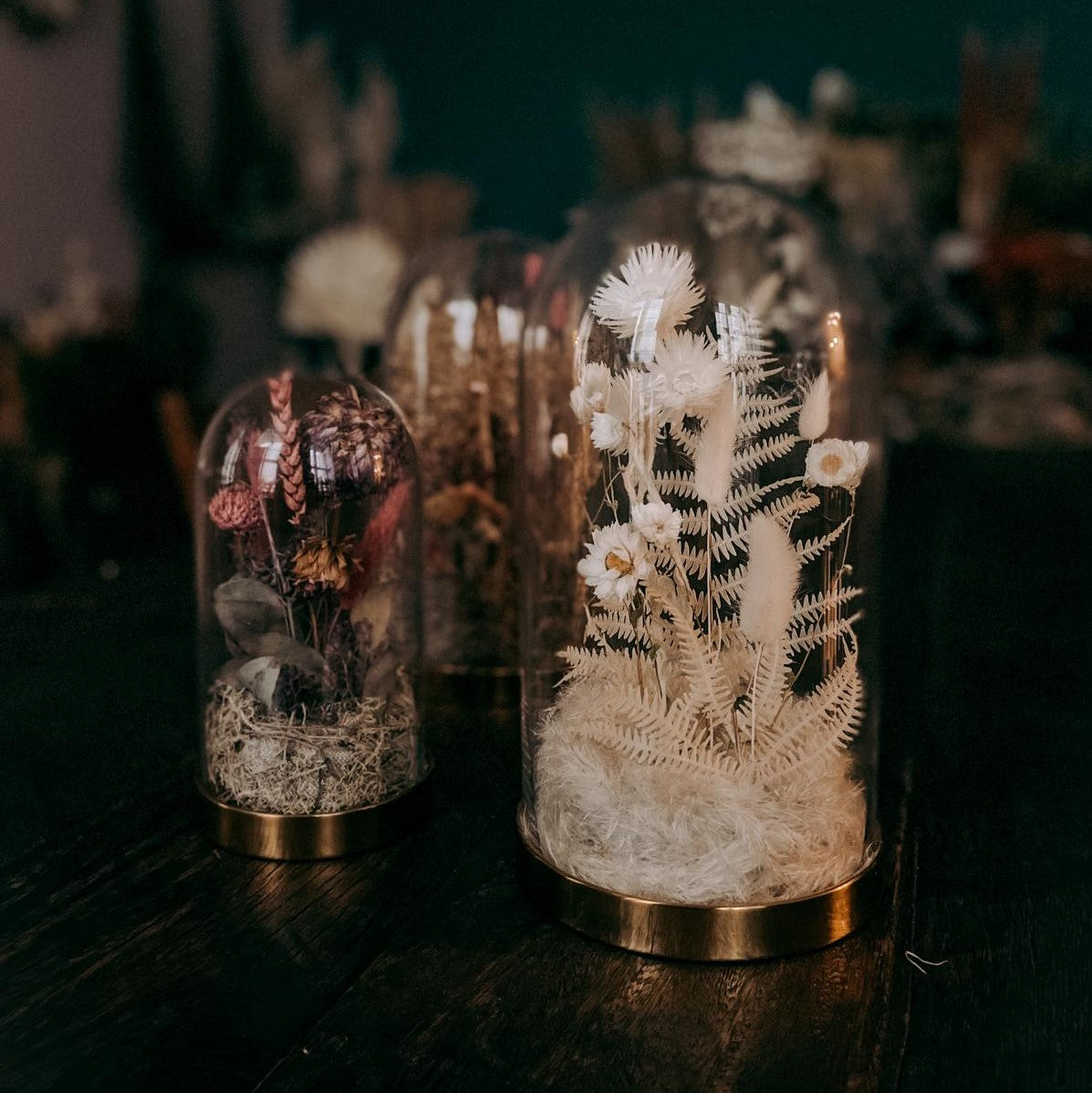 Drei fertige Glasglocken in Weiß, Rosa und Beige – Boho Tischdeko, Trockenblumen Workshop.