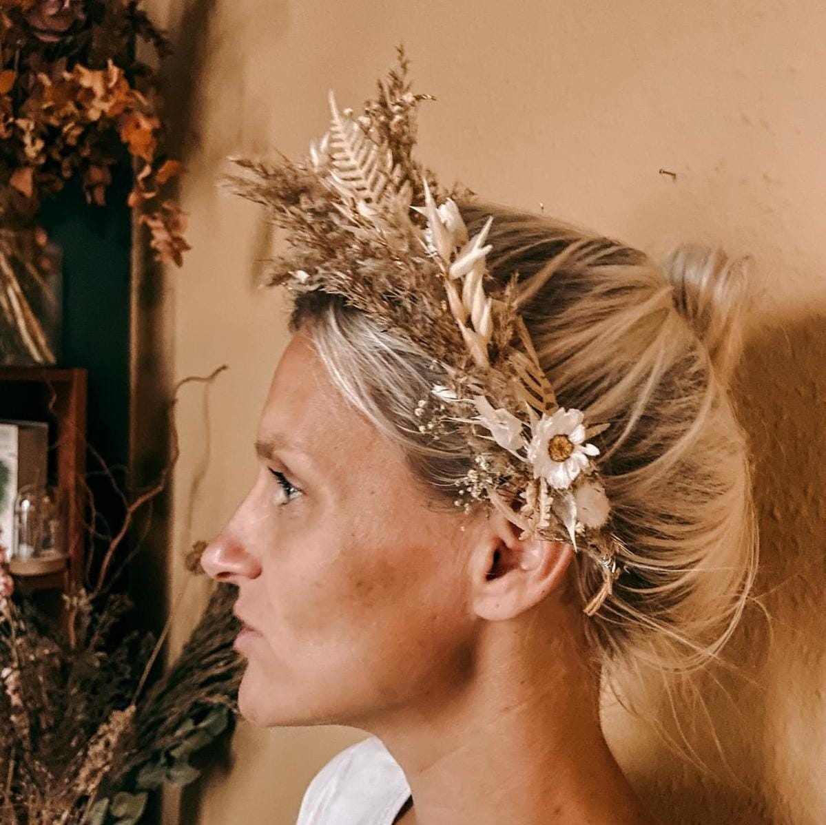 Frau trägt Beige-Weiß Blumenkrone – blumenkranz diy, flower crown workshop, jga blumenkrone