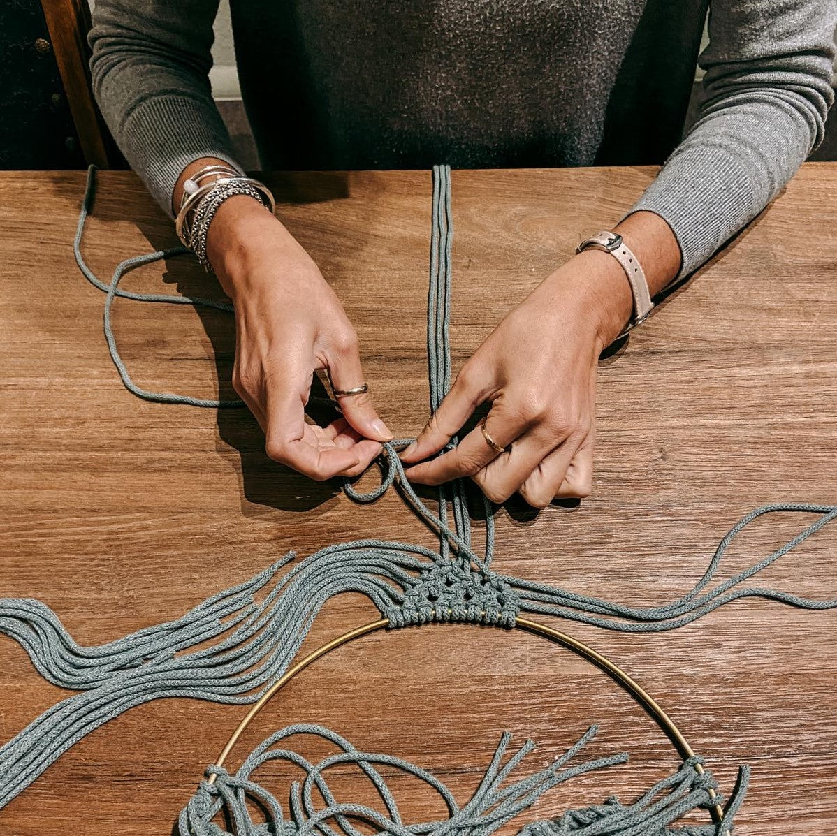 Hände flechten Makramee an Ring – Workshop Boho-Stil, Schritt für Schritt Anleitung.