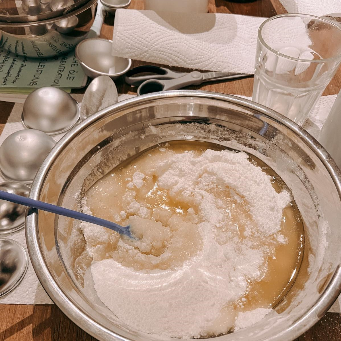 Badekugelformel wird in Schale zusammengemischt – Badekugel, DIY Badekugel, Aromatherapie.