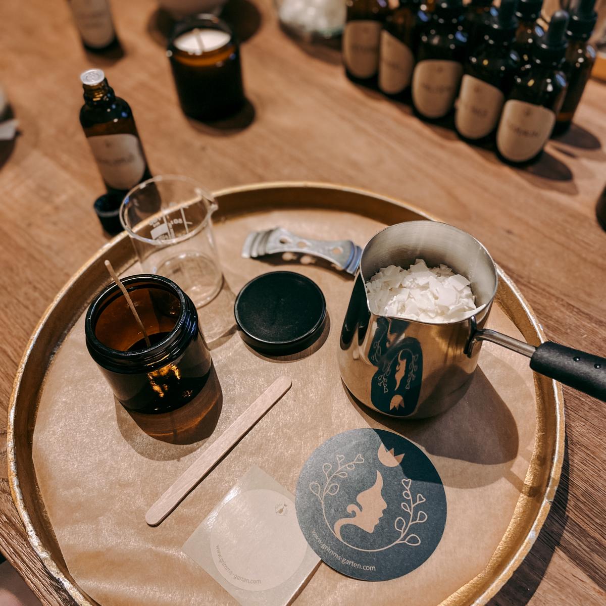 Goldenes Tablett mit Kerzenwachschips und Materialien – vegane Duftkerze gestalten, Team-Event geeignet.