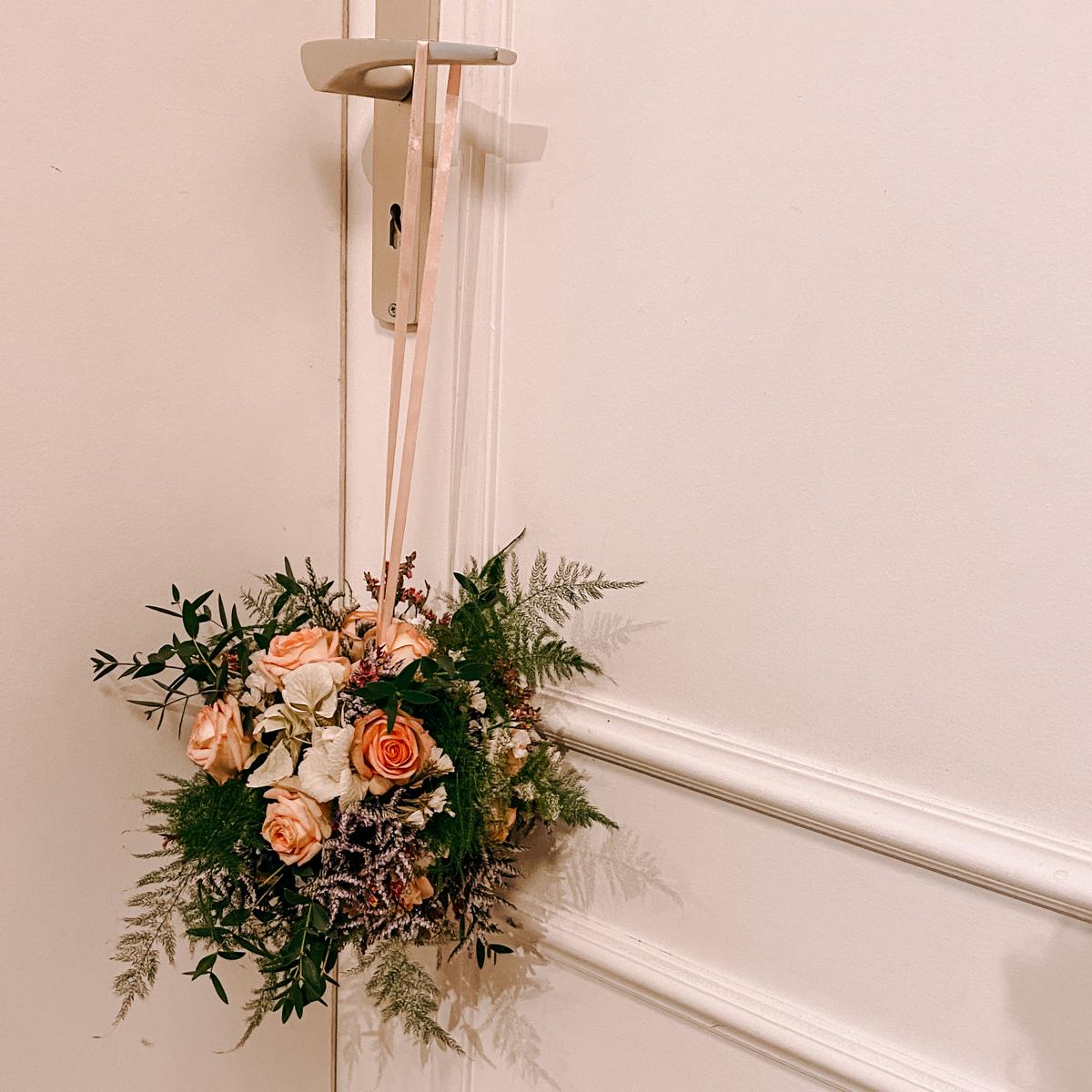 FlowerBall an Türklinke hängend – Workshop für individuelle Dekokugeln.