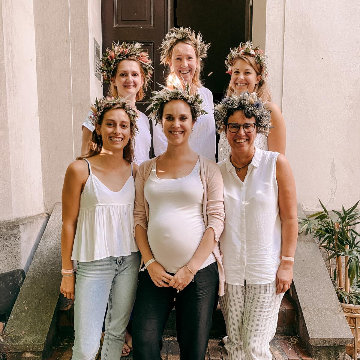 Sechs Frauen präsentieren ihre gebundenen Blumenkränze – flower crown workshop, blumenkrone selber machen