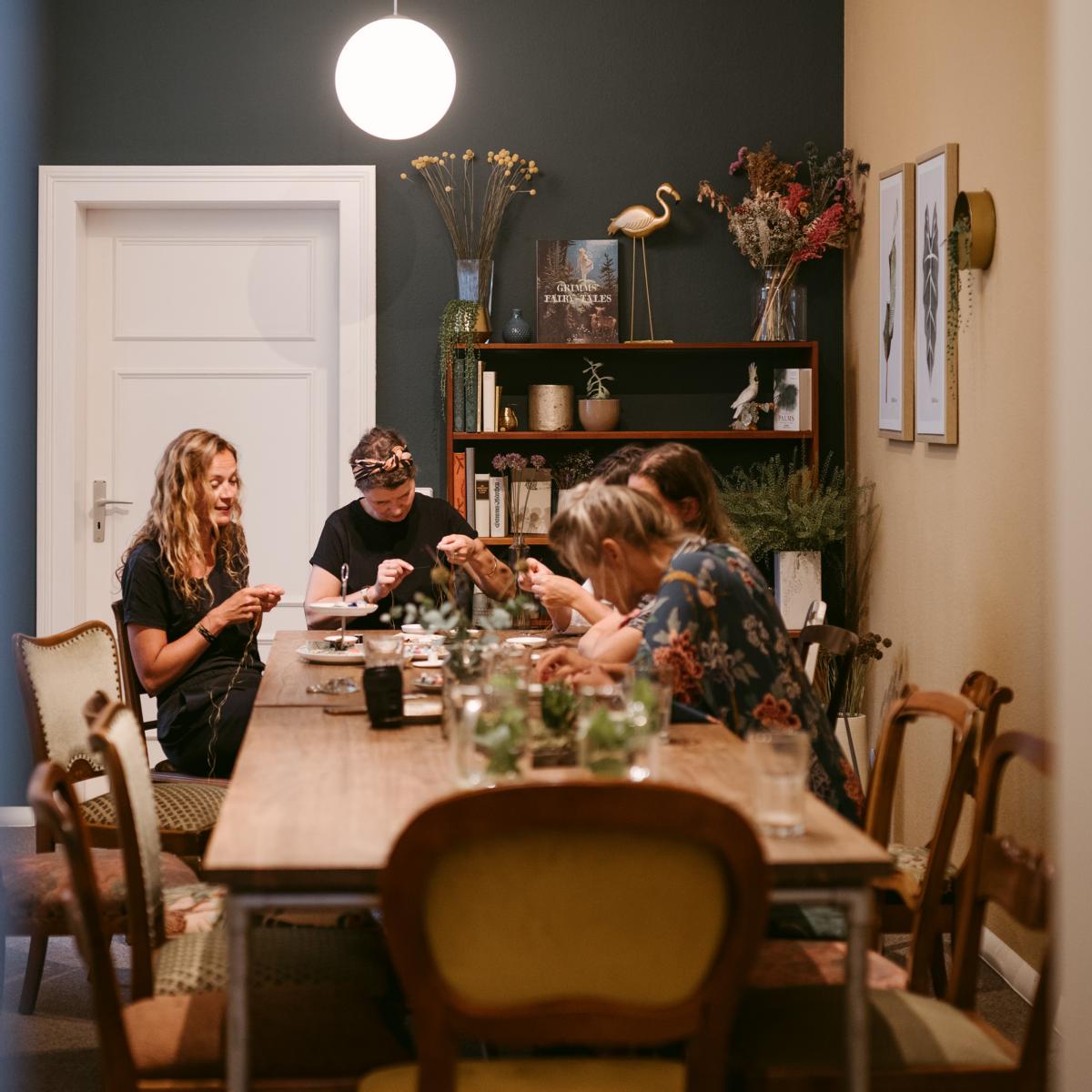 Tisch mit mehreren Teilnehmern beim Miyuki Armband Workshop – DIY Schmuck gestalten