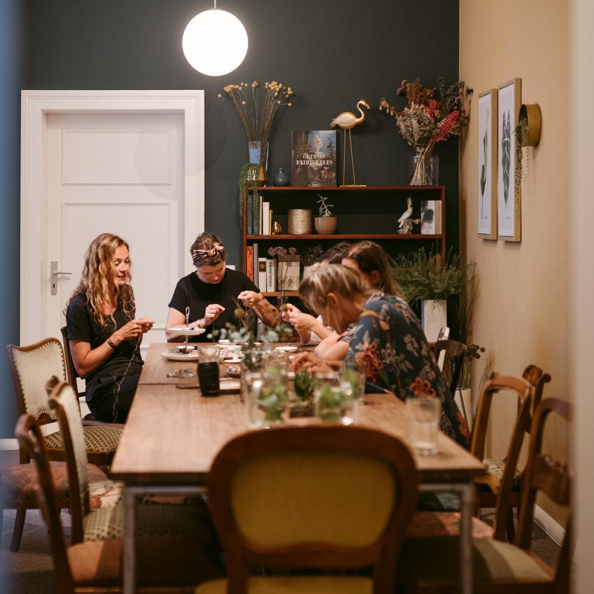 Tisch mit mehreren Teilnehmern beim Miyuki Armband Workshop – DIY Schmuck gestalten