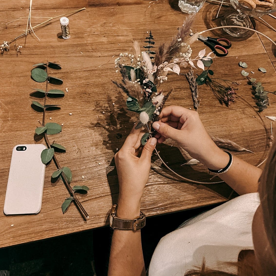 Hand hält Trockenblumenring während Bearbeitung – DIY Workshop, Boho Ring, Junggesellinnenabschied.