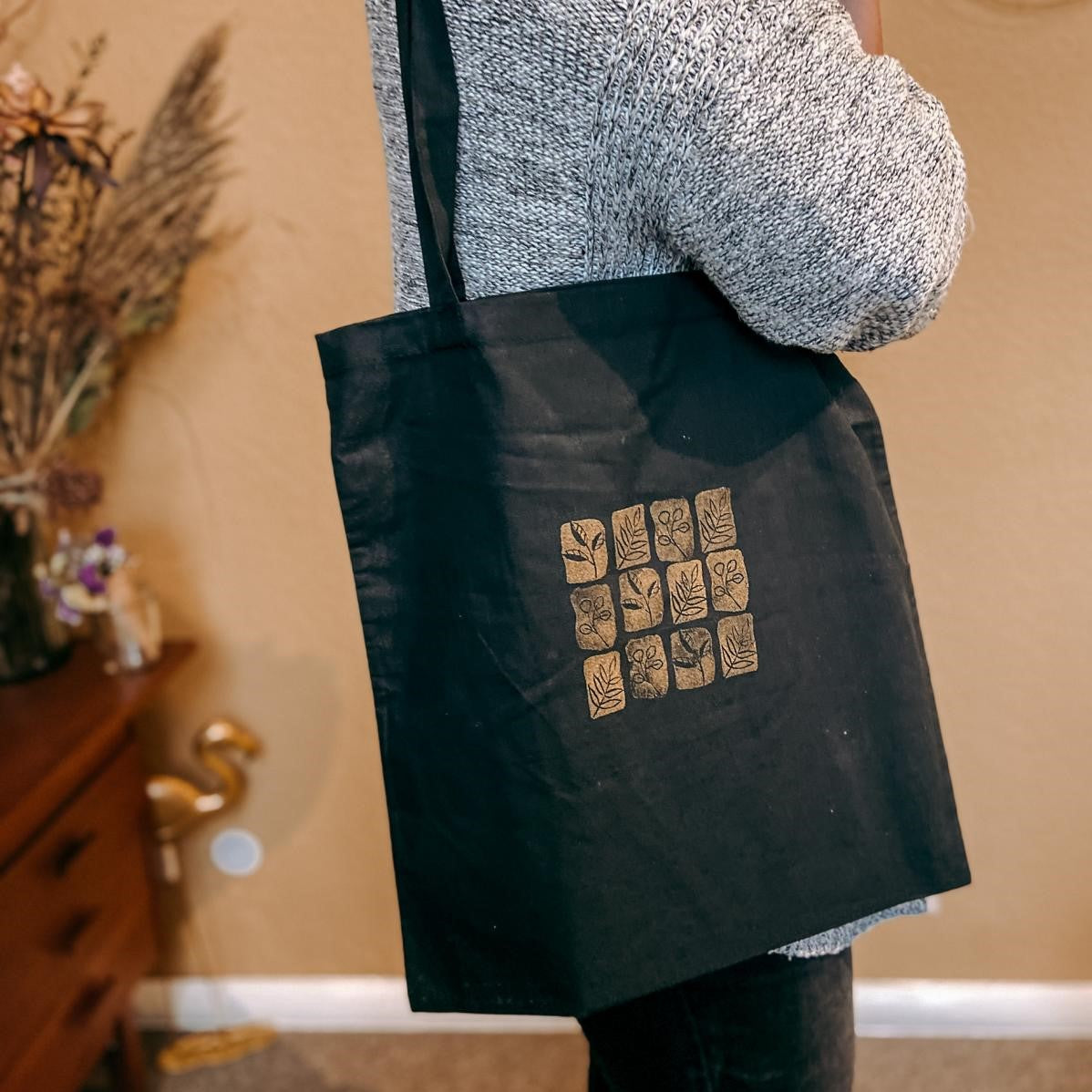 Jutebeutel mit bunten Stempelmotiven wird getragen – stoff bedrucken, diy stempel, textildruck berlin, auch für Firmenevents.