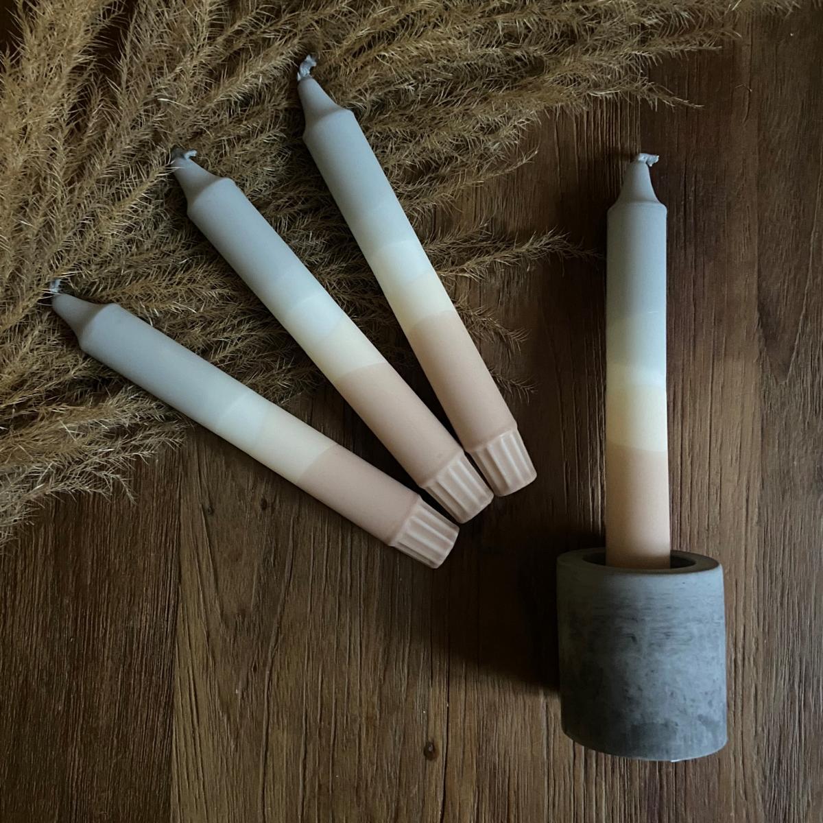 Handgetauchte Dip Dye Kerze „Mountain Dany“ im Kerzenständer mit drei weiteren Kerzen daneben.