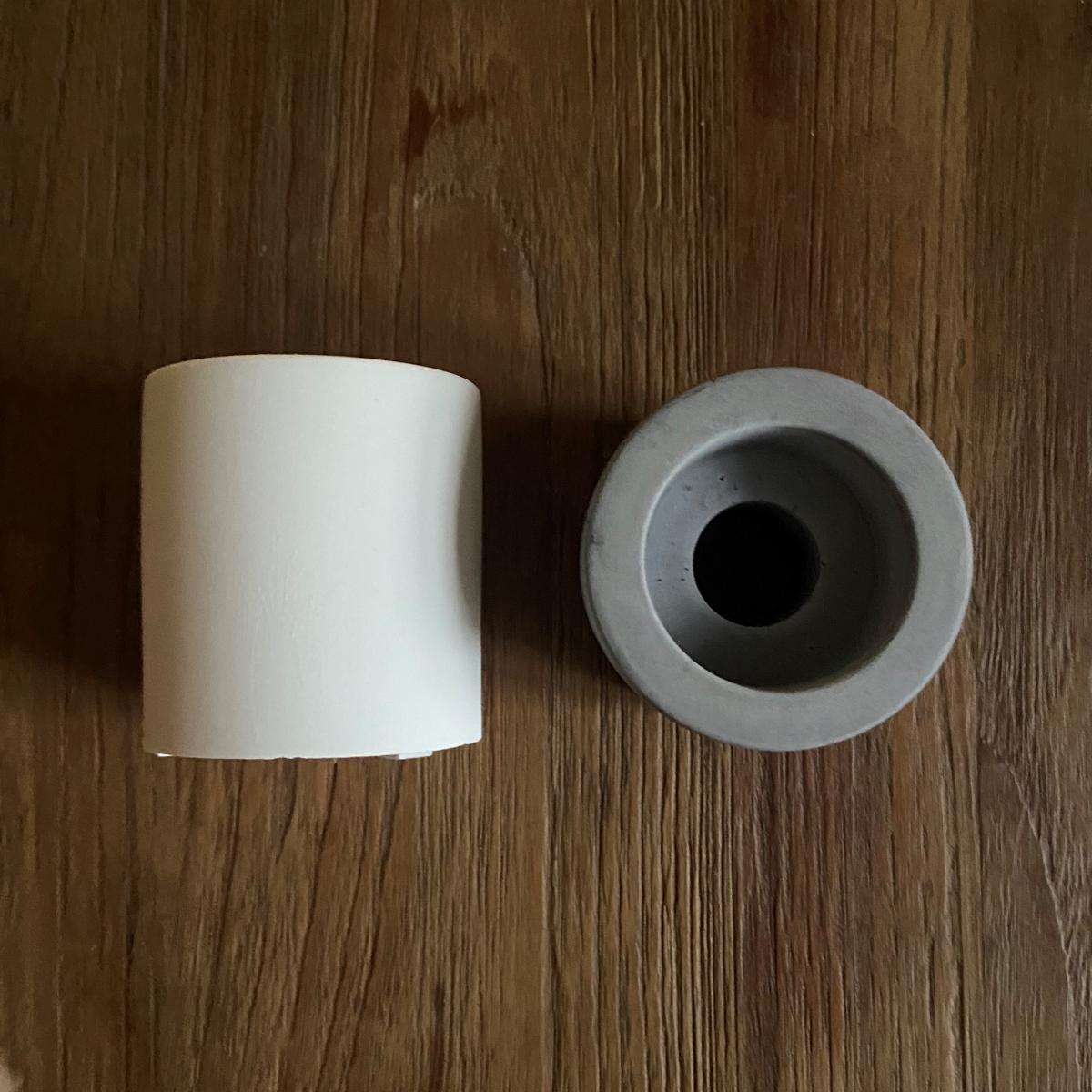 Zwei Design-Kerzenständer mit Dip Dye Kerzen „Len“ – stilvolle Deko aus 100 % Stearin.