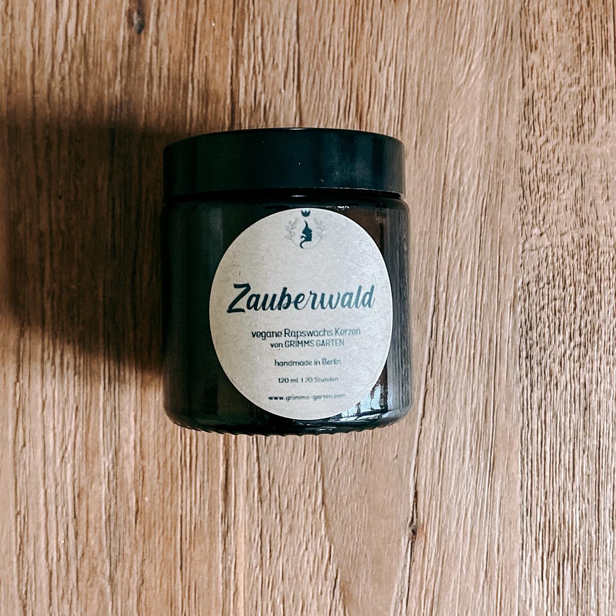 Duftkerze „Zauberwald“ mit Deckel, vegane Kerze mit frischem Waldaroma aus natürlichen Inhaltsstoffen.