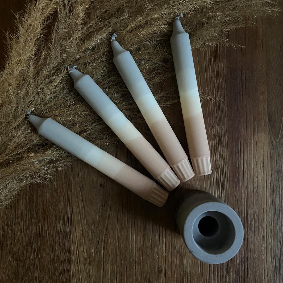 Nachhaltige Dip Dye Stearinkerzen „Mountain Dany“ in sanften Farbverläufen – stilvolle Tischdeko.