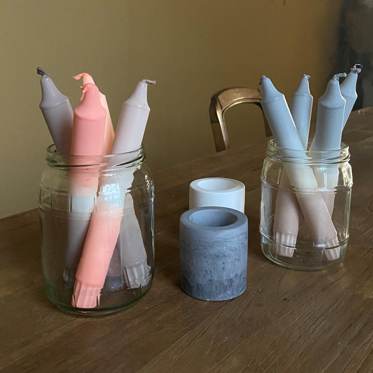 Bunte Dip Dye Kerzen „Mountain Dany“ in Gläsern mit Kerzenständern – kreative Dekoration für Zuhause.