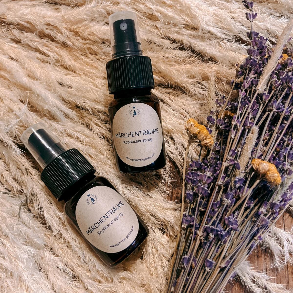 Zwei Kopfkissensprays „Märchenträume“ mit Lavendel, Balsamtanne & Ylang Ylang für natürlichen Schlaf.