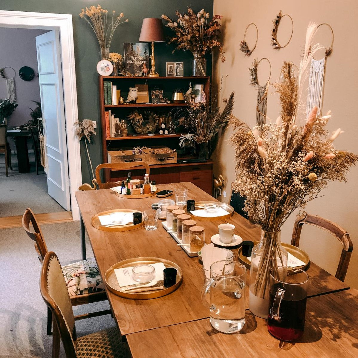 Tisch mit fünf vorbereiteten Stationen – vegane Gesichtsmasken Workshop Materialien.