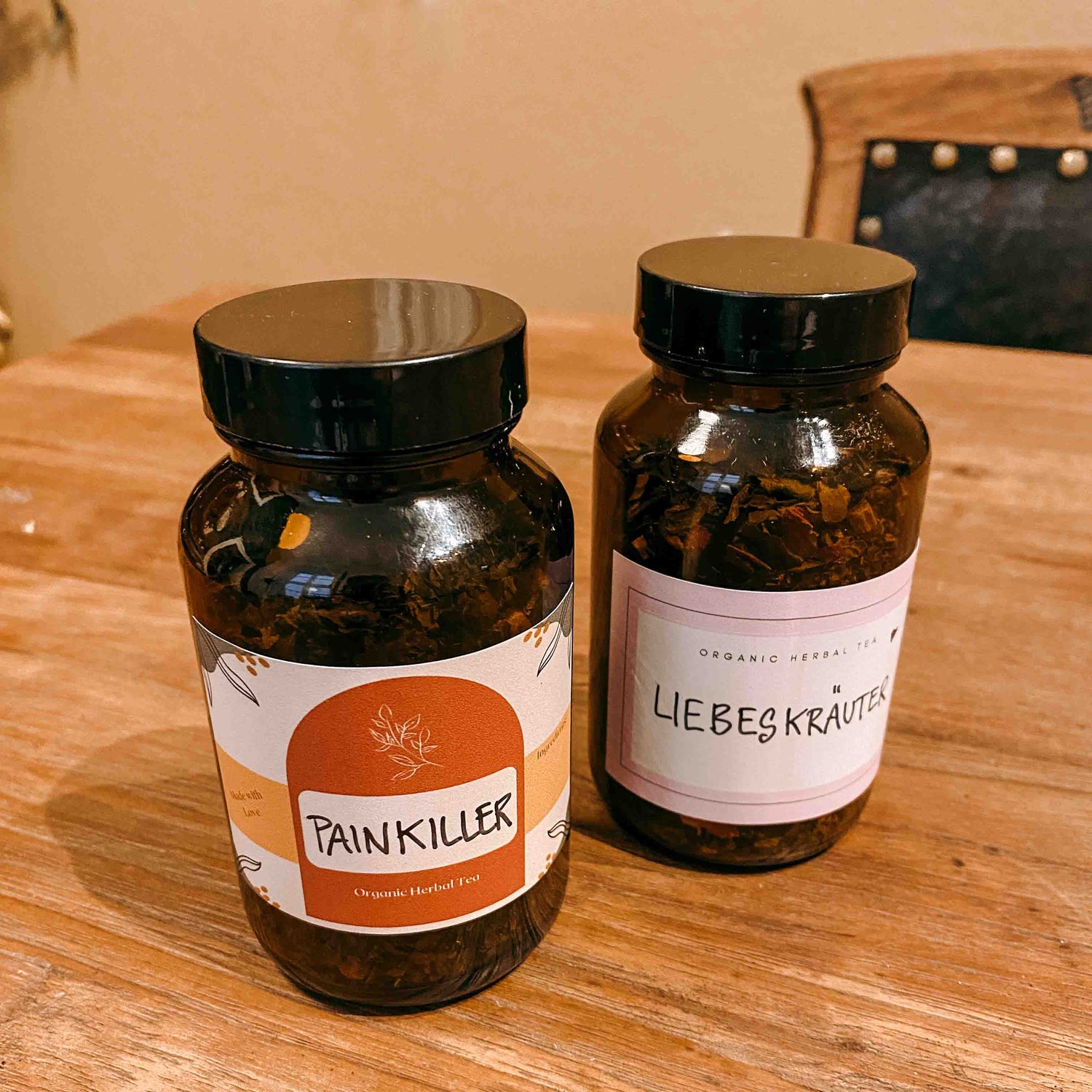 Glas mit Kräutern „Painkiller“ und Glas „Liebeskräuter“ – kräutertee workshop, DIY Tee, Teamevent.