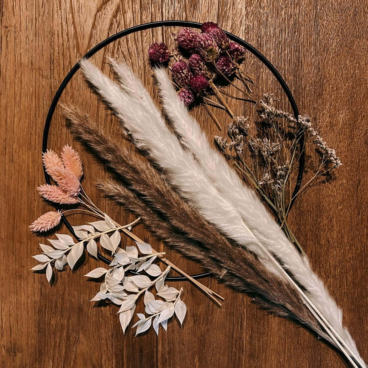 Schwarzer Ring mit rosa Trockenblumen – moderne DIY Deko zum Aufhängen oder Verschenken.