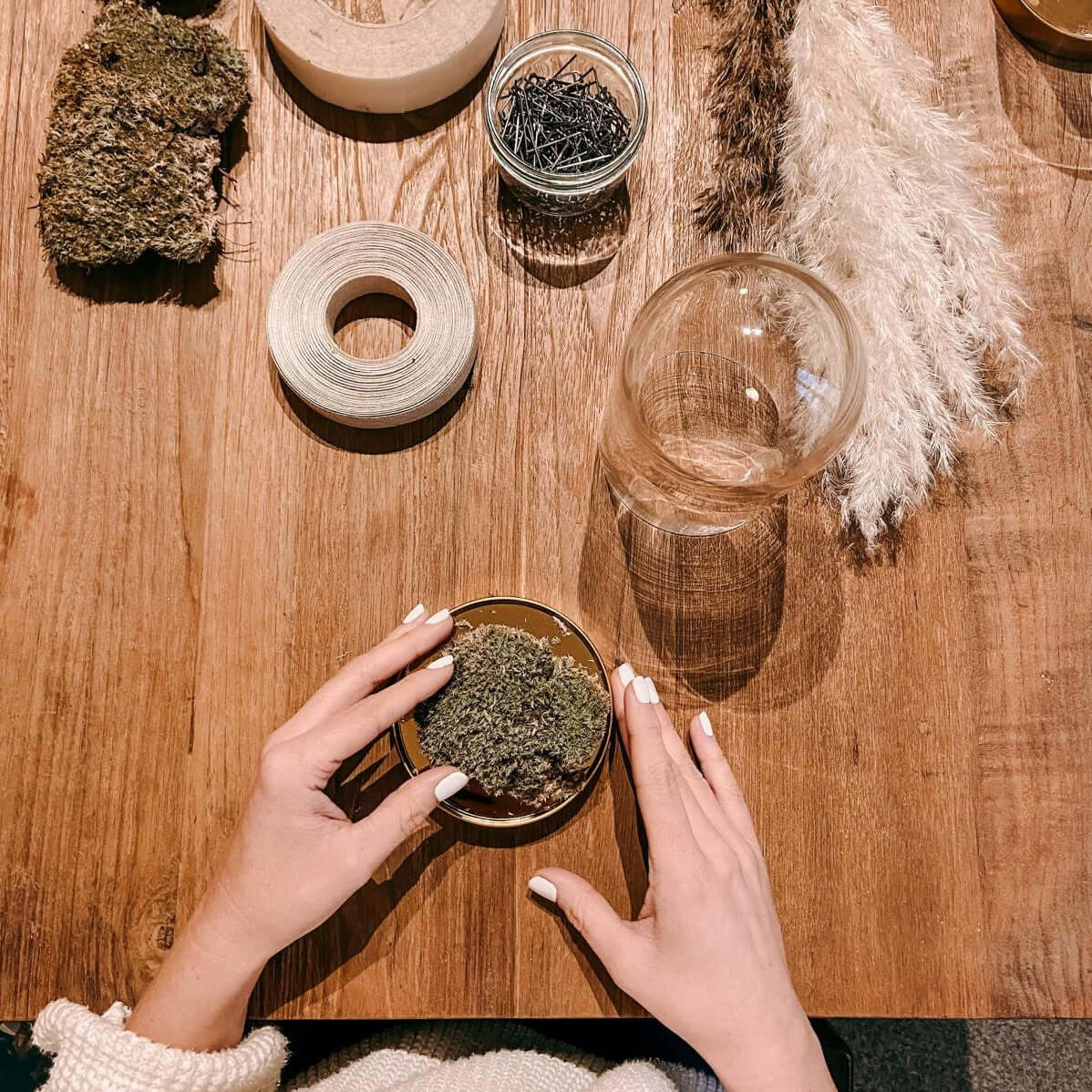 Hand gestaltet Glasglocke mit Trockenblumen – DIY Trockenblumen Deko Kurs im Boho Stil.