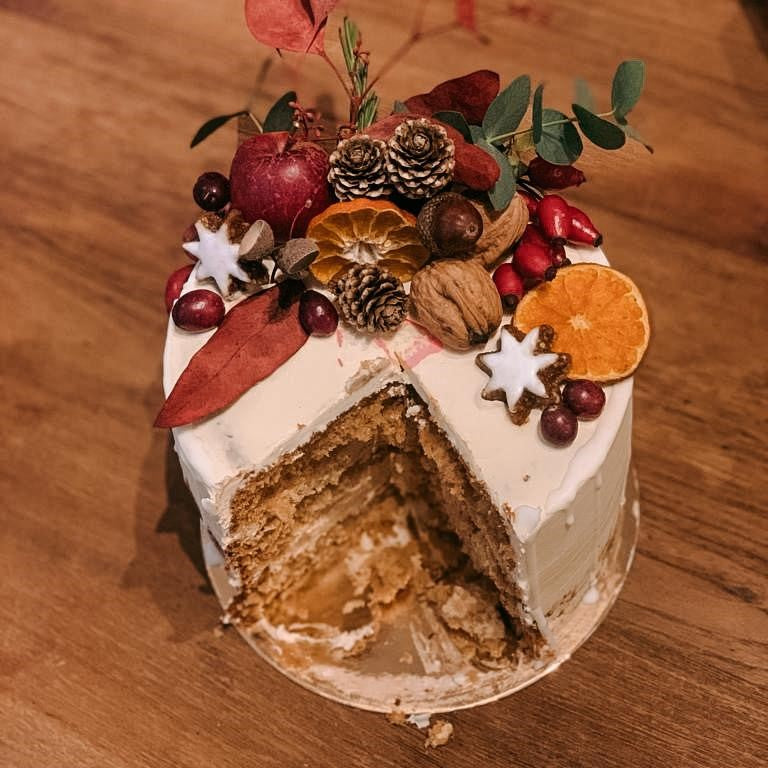 Aufgeschnittener Drip Cake mit roter Dekoration – Mini Drip Cake Kurs Resultat.