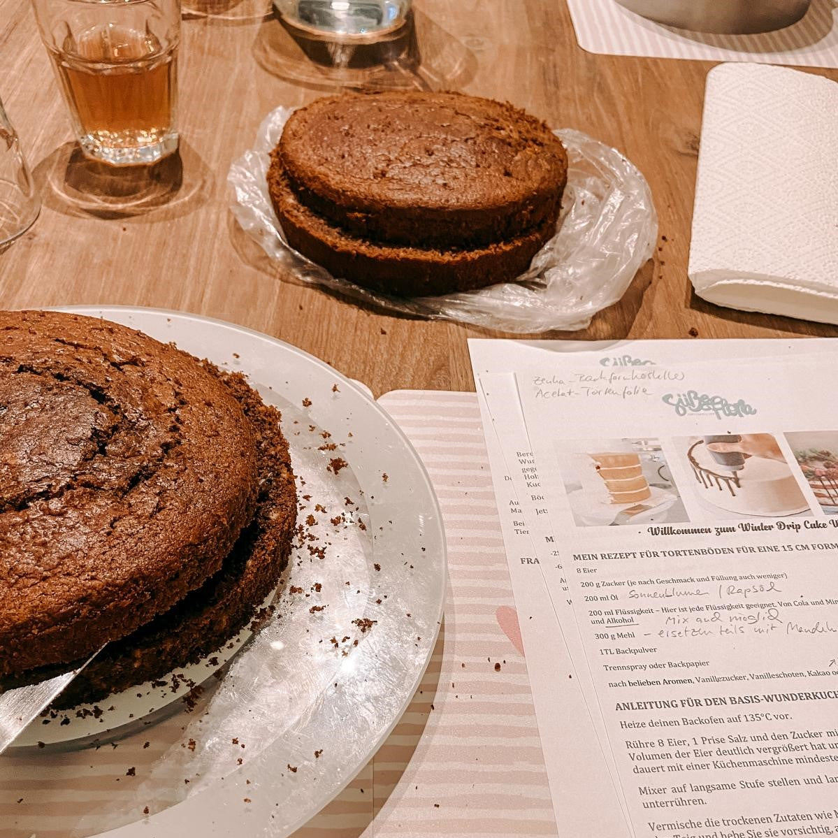 Kuchenböden auf Teller mit Anleitung auf Zettel – Workshop Torten stapeln.